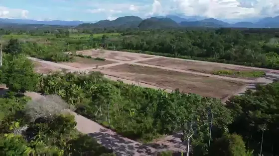 Calles afirmadas del lotizado con cerros al fondo