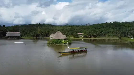 Bote turístico en la Laguna de los Milagros