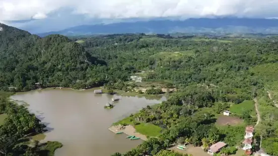 Laguna de los Milagros y el valle vistos desde el aire